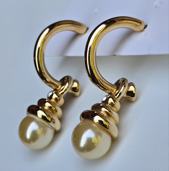 Vintage Gold and Cream Pearl Fuax Pearl Earrings - Picture 7 of 17